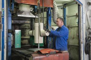 Entnahme schwerer Dandkerne aus dem automatisierten Kernkasten für eine hochfeste Chemie-Armatur aus Sphäroguss