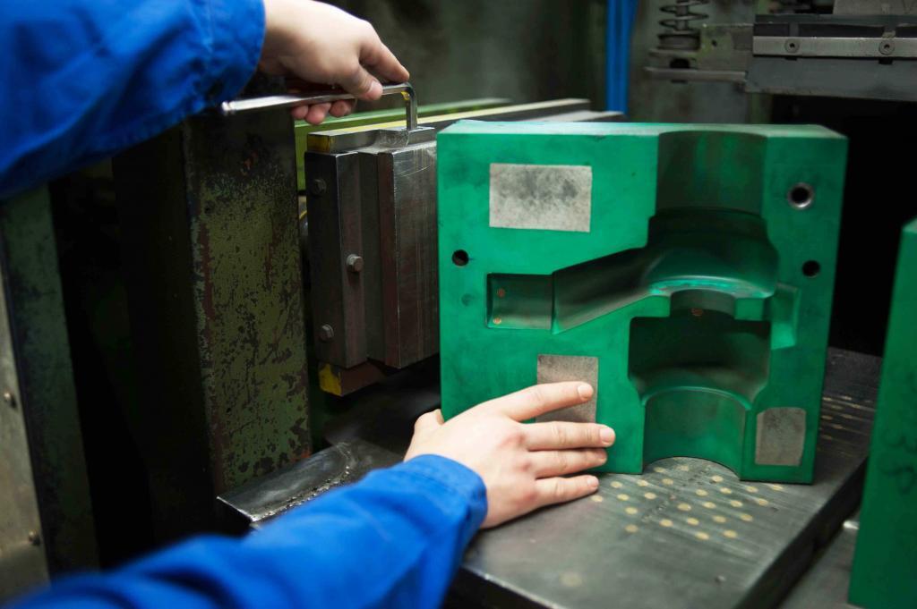 Armatur-Kernkasten-Montage Ein Kernkasten besteht aus 2 gefrästen Kernkastenhälfte, die auf Trägerplatten verschraubt und mit einer Schießplatte zusammengestellt werden