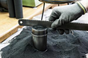 Formsand für eine Probe der Zugfestigkeit des Sandes wird in den Probenkörper eingefüllt