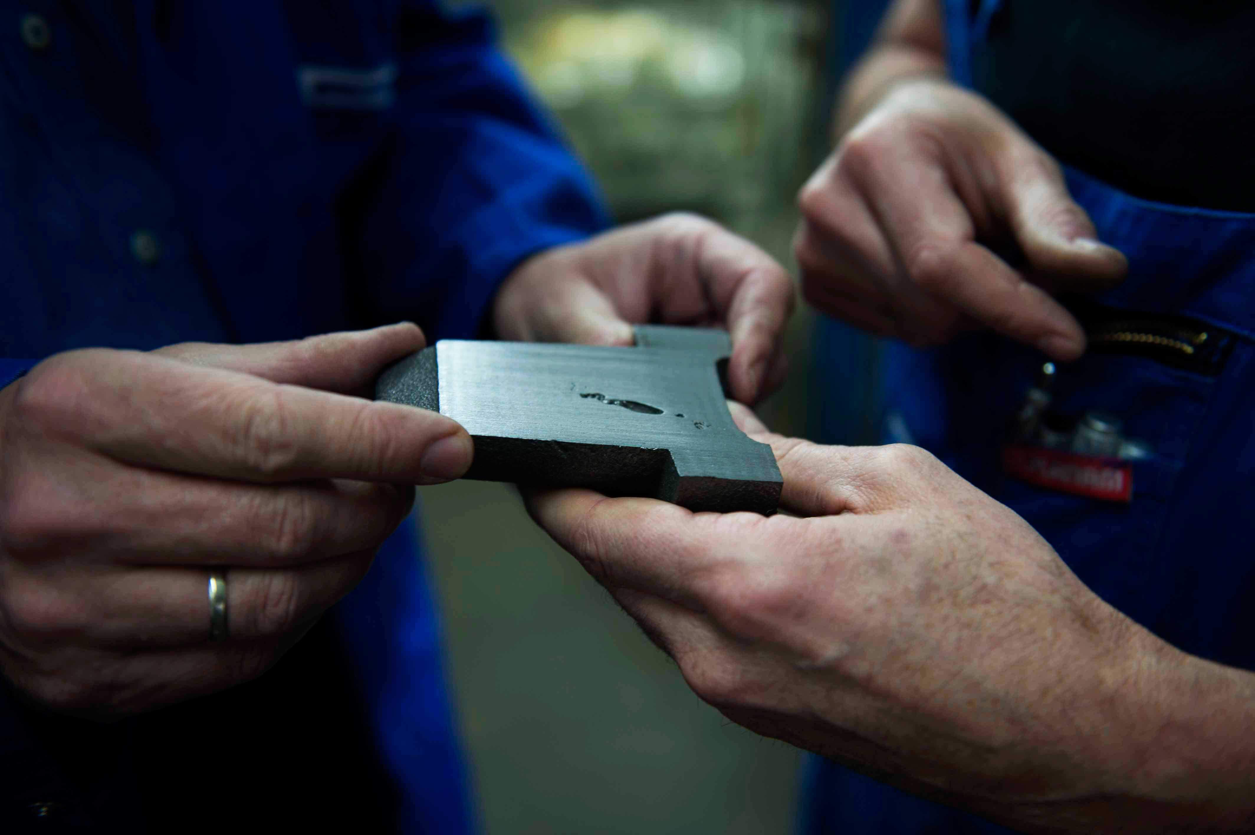 Röntgenprüfung-Gussteil-Anschnittlunker Von der QS werden Eisengussbauteile zum Röntgen an externe Dienstleister gegeben, um die Fehlerfreiheit gemäß Zeichnungsvorgaben zu überprüfen und nachzuweisen