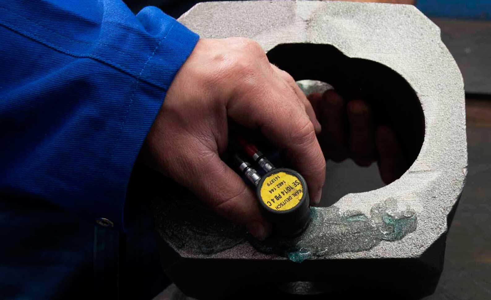 Ultraschall-Messtechnik-Prüfkopf Parallel zur Fertigung werden produktionsbegleitend Bauteile aus ADI, GGG und EN-GJS, sowie ausferritische Gusseisen mit Ultraschall auf mögliche Abweichungen überprüft.