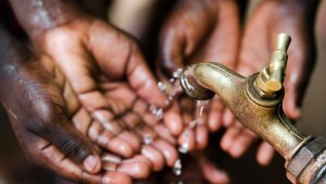 gegossene Armatur in der Trinkwasserversorgung sichert die Grundversorgung.