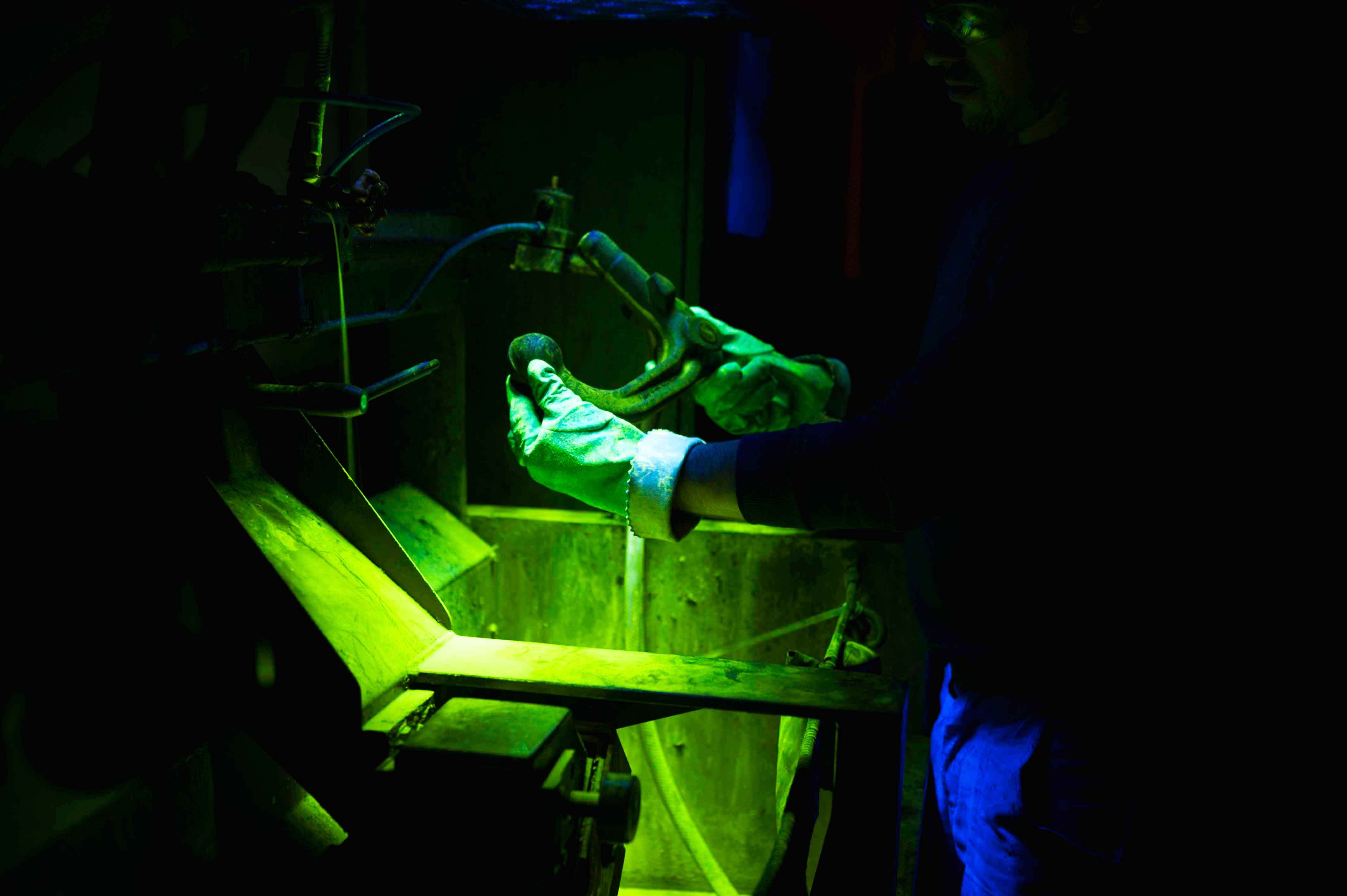 safety device-trailer coupling-ductile cast iron a trailer hitch out of Duktil-Plus is checked by MP – magnetic part inspection (magnetic crack test) for incipient cracks to fullfill the requirements of the German Kraftfahrzeugbundesamt