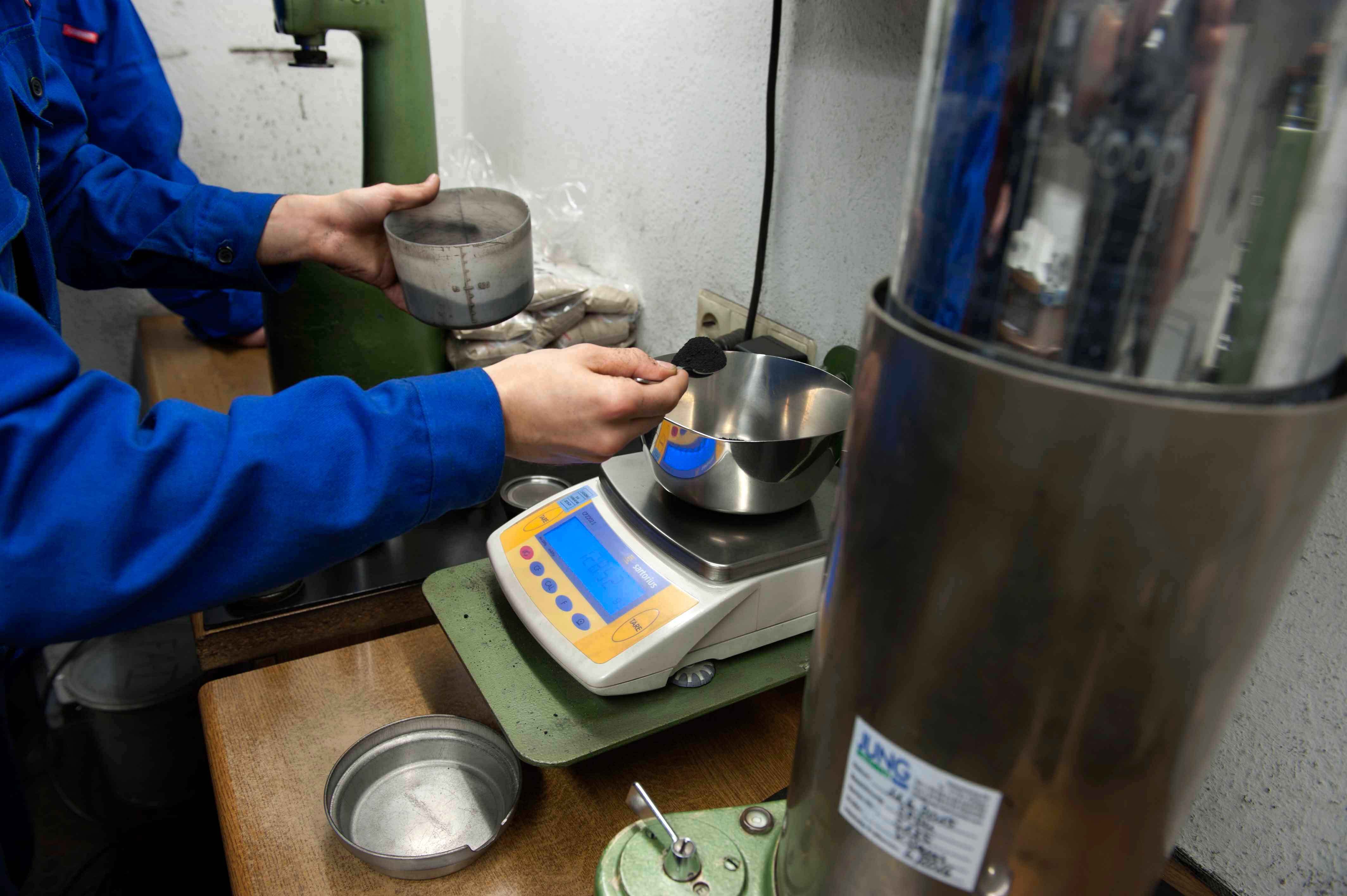 sample preparation-moulding sand-cast iron the content of bentonite in the molding sand of an iron foundry for grey cast iron and spheroidal graphite cast iron must be checked daily